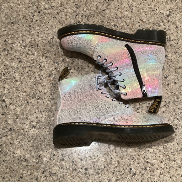 4 Girls Dr. Marten’s Pascal J 1460 Irridescent Pebbled Rainbow Boots - Picture 9 of 15